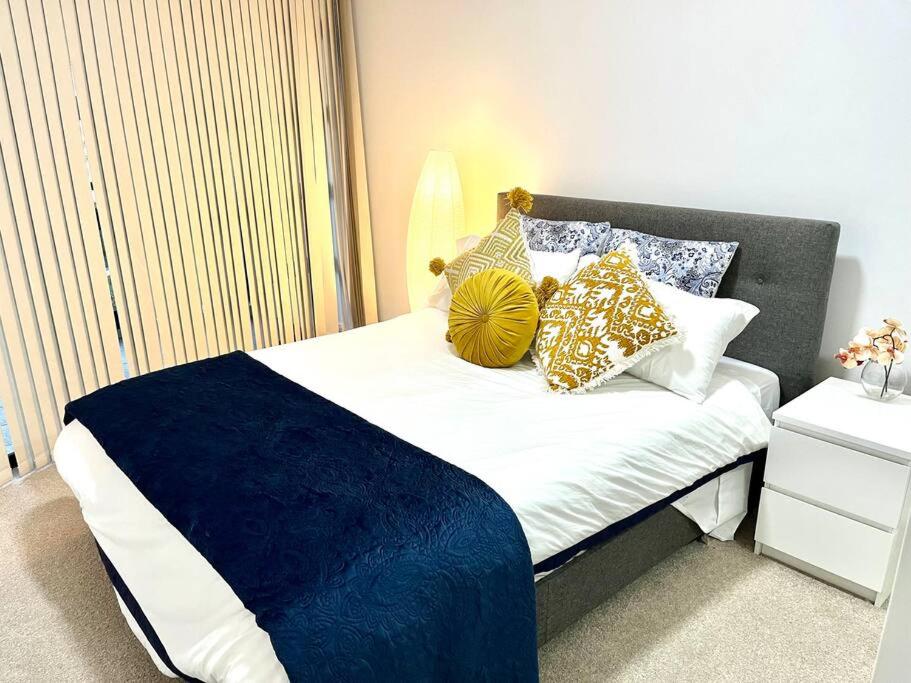 Super convenient modern 2 bedroom 2 bath parking