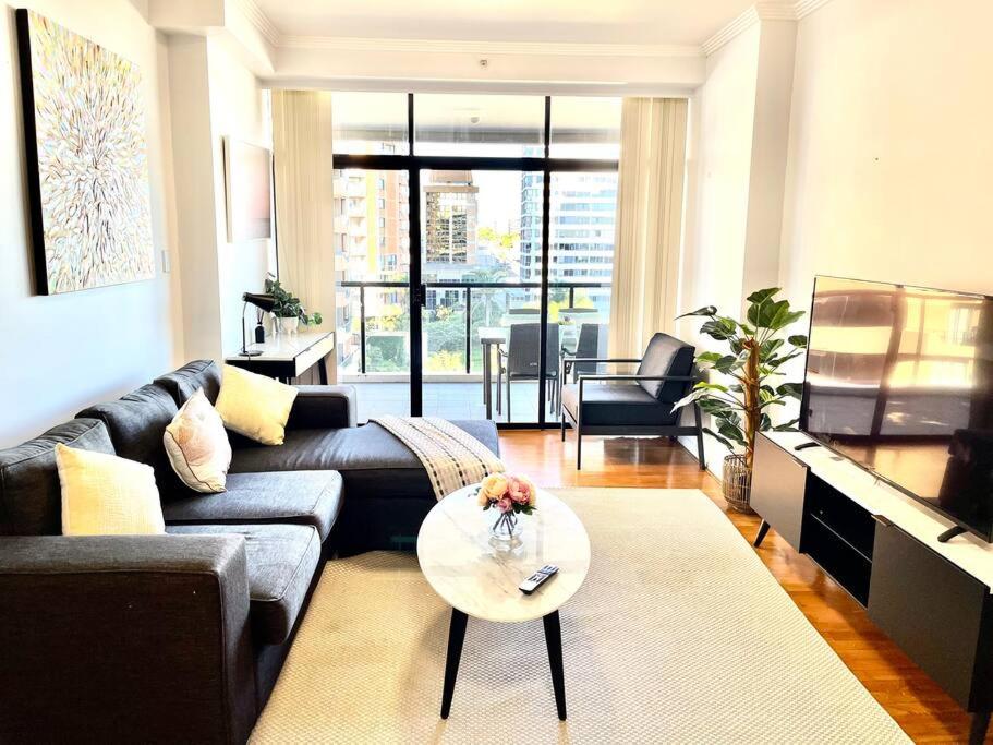 Super convenient modern 2 bedroom 2 bath parking