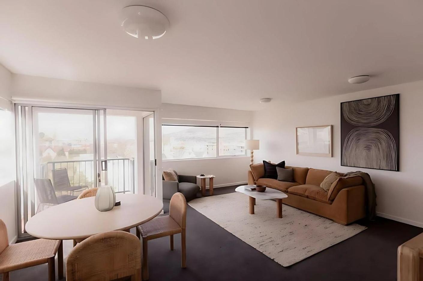 Battery Point apartment with river views
