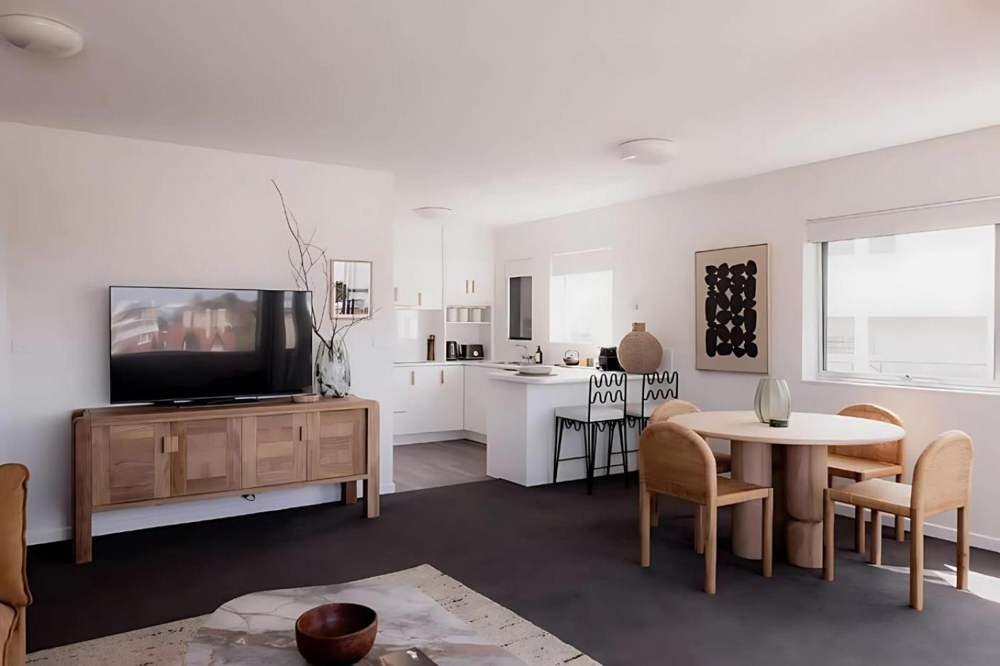 Battery Point apartment with river views