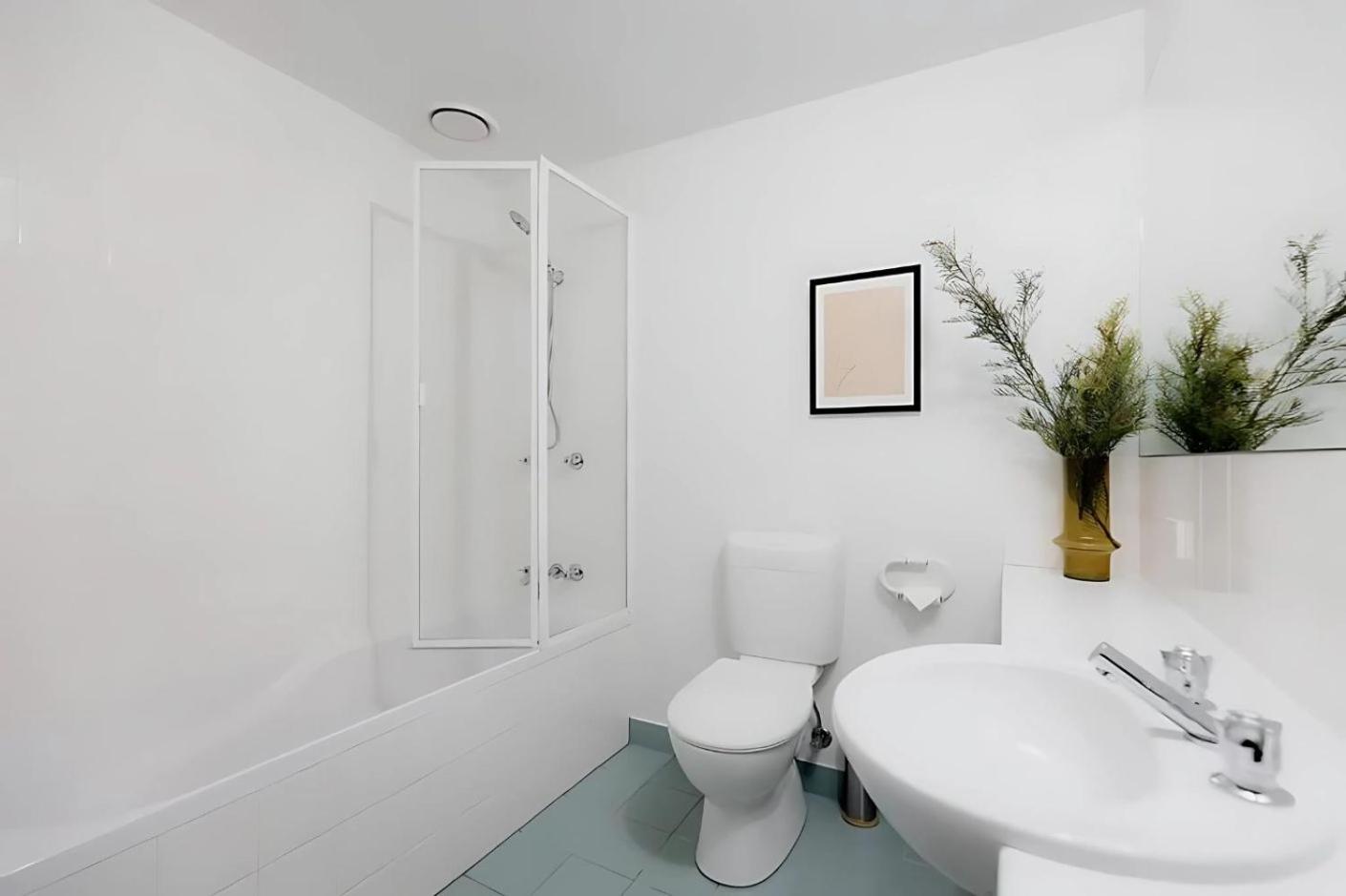 Battery Point apartment with river views