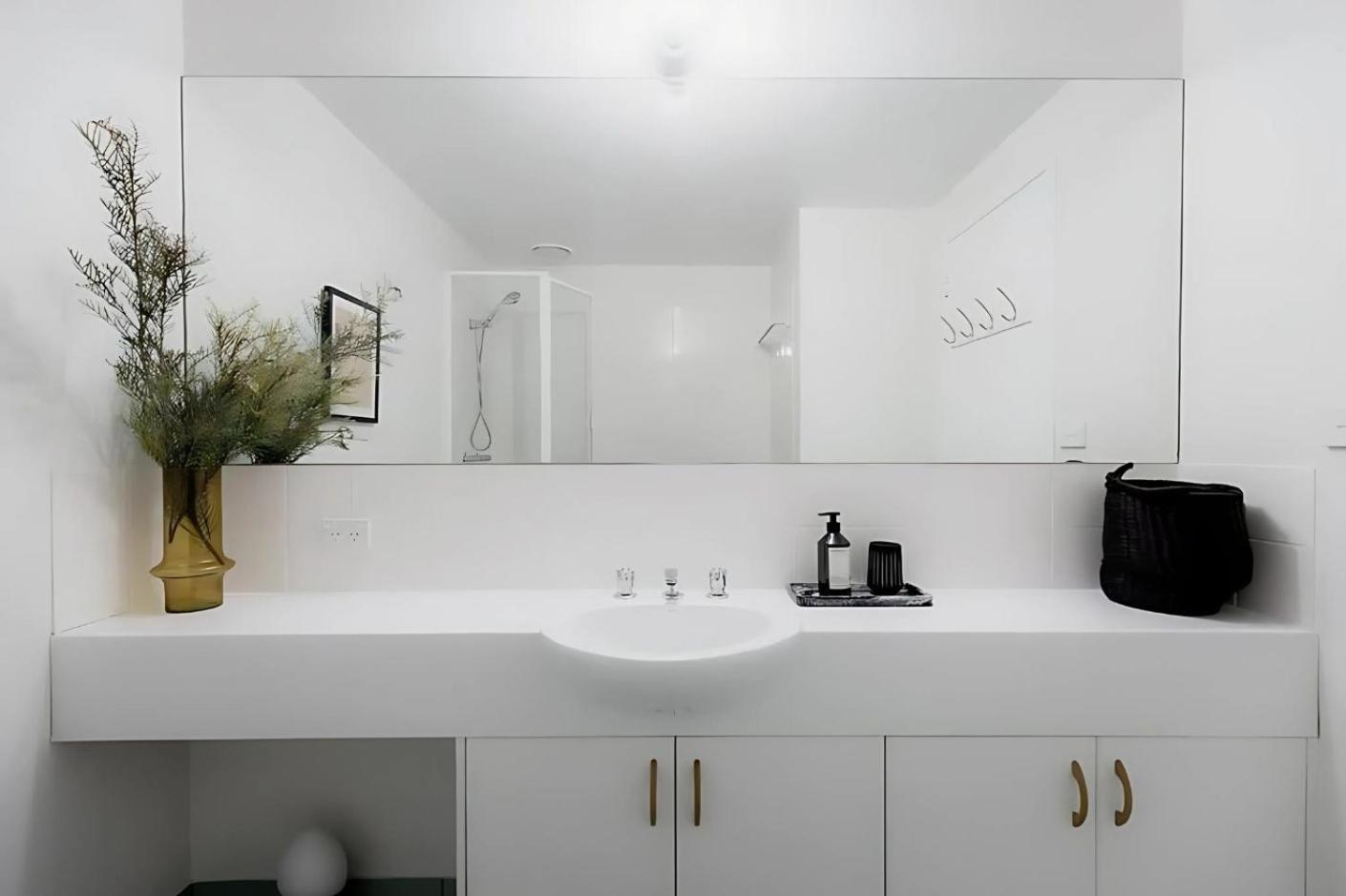Battery Point apartment with river views
