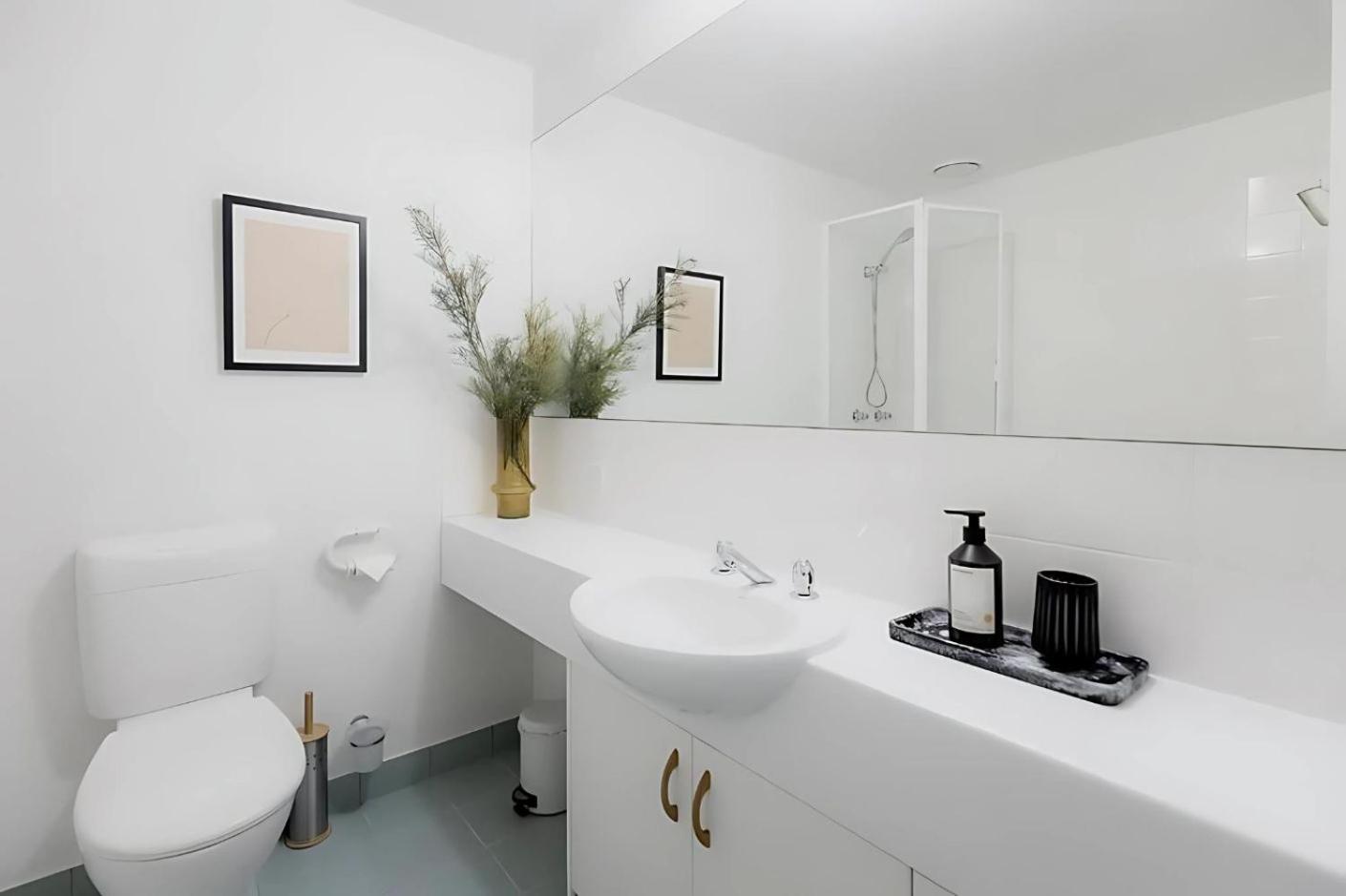 Battery Point apartment with river views