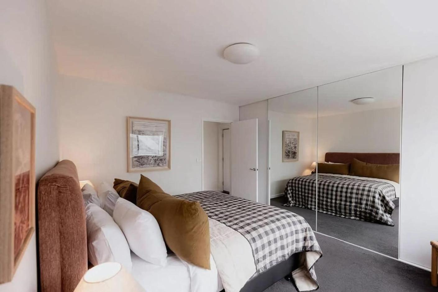 Battery Point apartment with river views