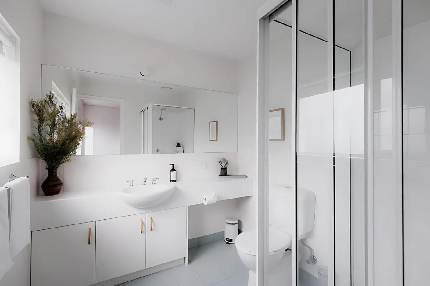 Battery Point apartment with river views