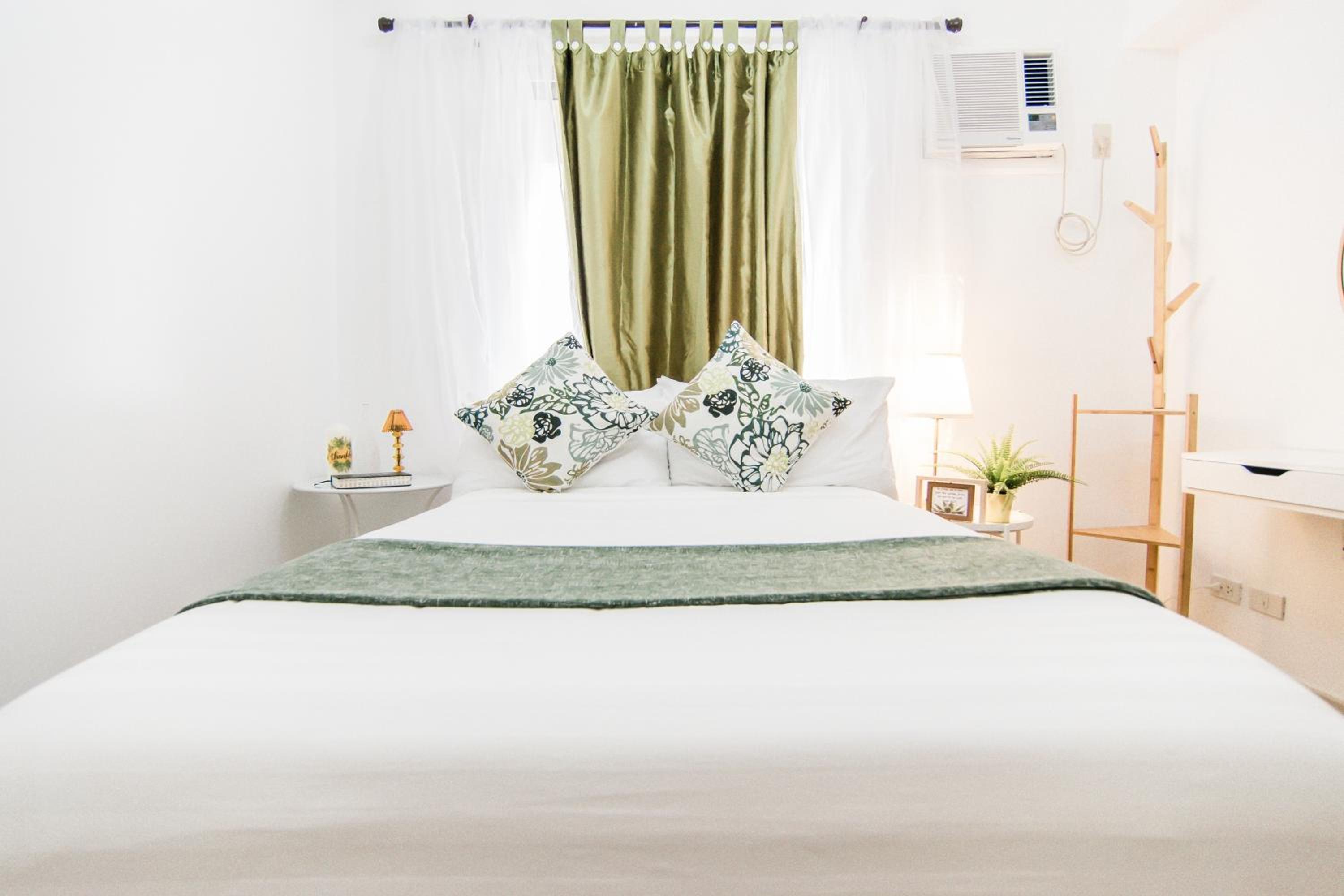 Excellent Location 2 BDRM Homey Wifi Near Airport view 3