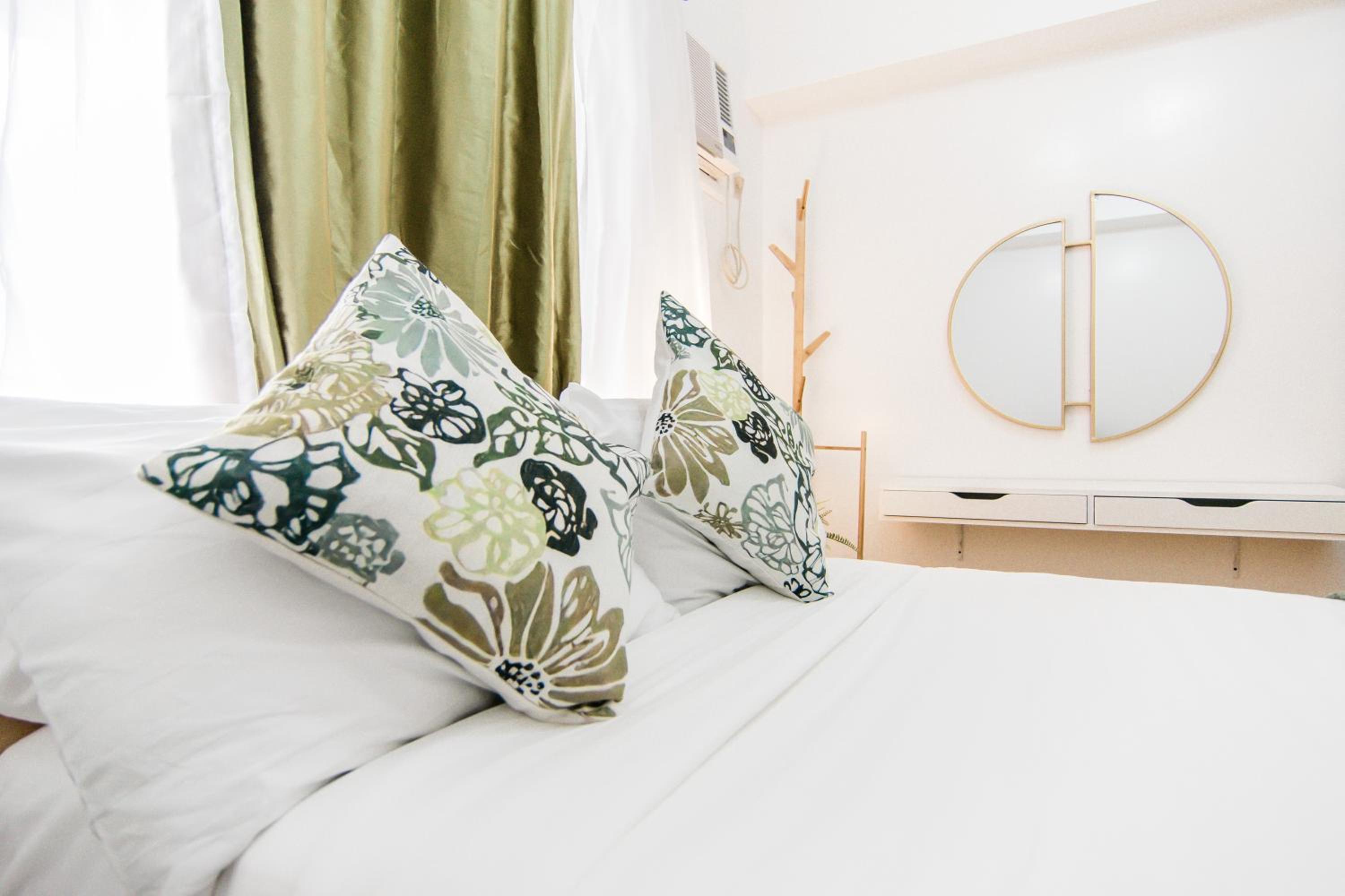 Excellent Location 2 BDRM Homey Wifi Near Airport view 5
