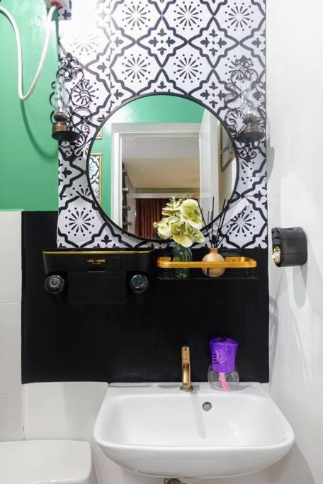 Vinta with Netflix and Vinyl Player and Washer view 4