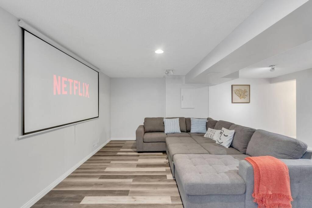 ModernOasis with AC&MovieRoom close to Downtown15' Banff 60'
