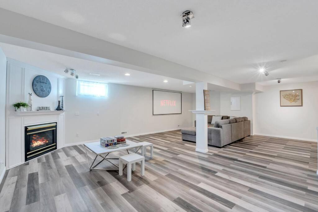 ModernOasis with AC&MovieRoom close to Downtown15' Banff 60'