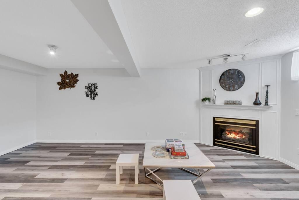 ModernOasis with AC&MovieRoom close to Downtown15' Banff 60'