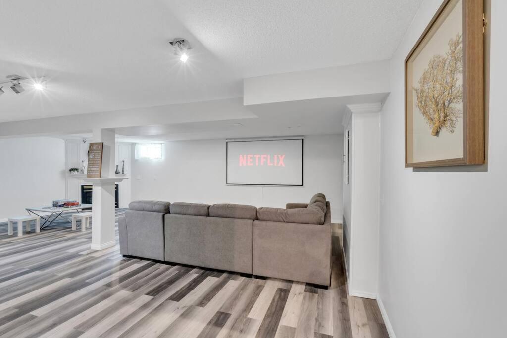 ModernOasis with AC&MovieRoom close to Downtown15' Banff 60'