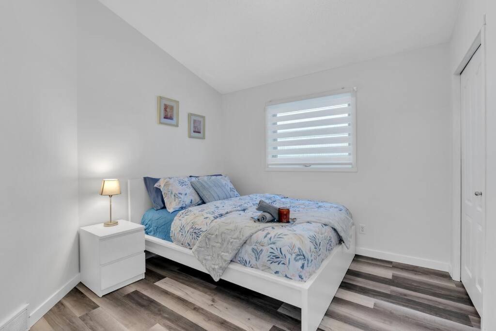 ModernOasis with AC&MovieRoom close to Downtown15' Banff 60'