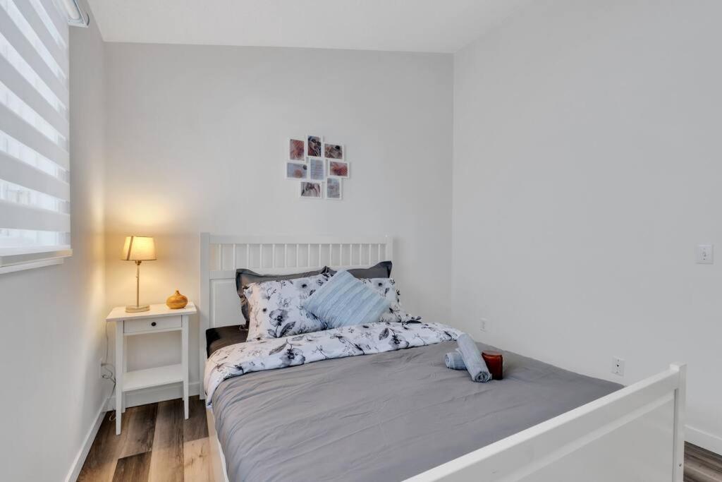 ModernOasis with AC&MovieRoom close to Downtown15' Banff 60'