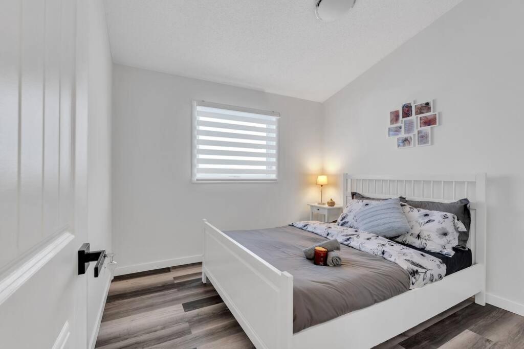 ModernOasis with AC&MovieRoom close to Downtown15' Banff 60'