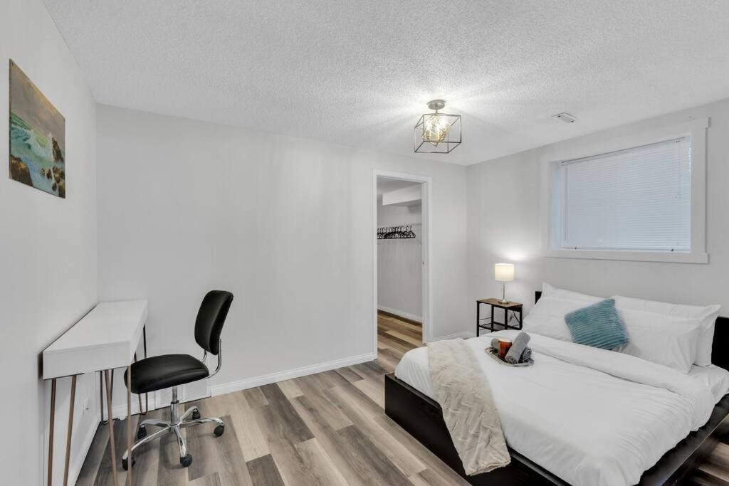 ModernOasis with AC&MovieRoom close to Downtown15' Banff 60'