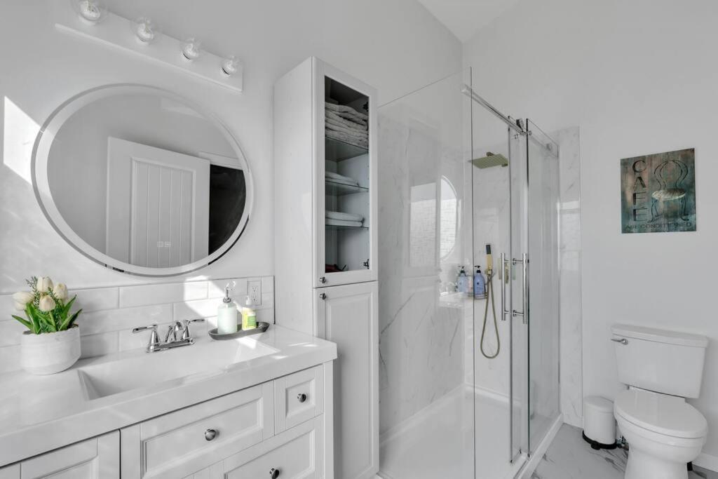 ModernOasis with AC&MovieRoom close to Downtown15' Banff 60'