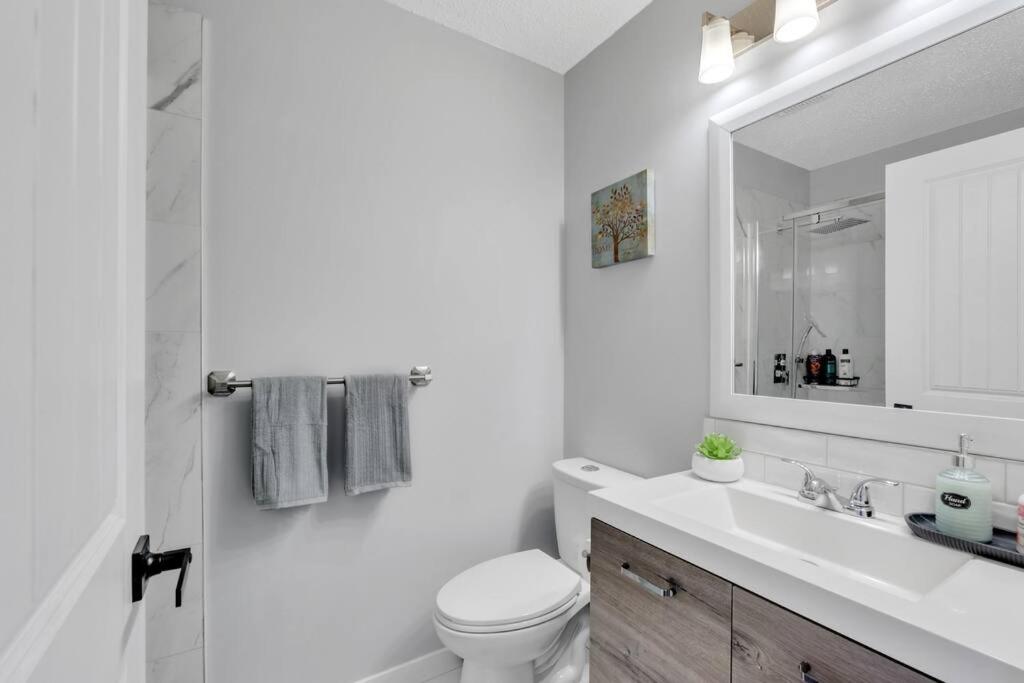 ModernOasis with AC&MovieRoom close to Downtown15' Banff 60'