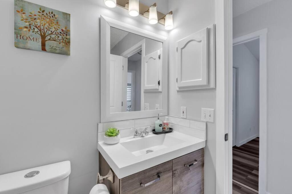 ModernOasis with AC&MovieRoom close to Downtown15' Banff 60'
