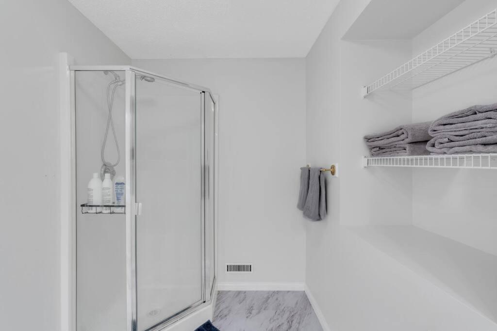 ModernOasis with AC&MovieRoom close to Downtown15' Banff 60'