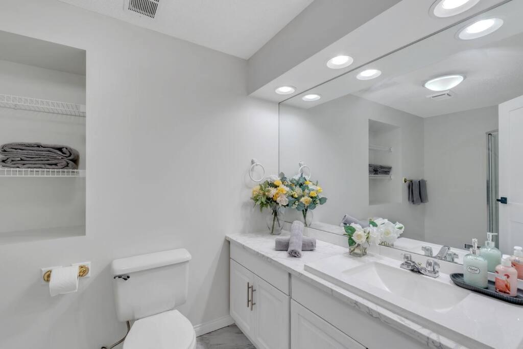 ModernOasis with AC&MovieRoom close to Downtown15' Banff 60'