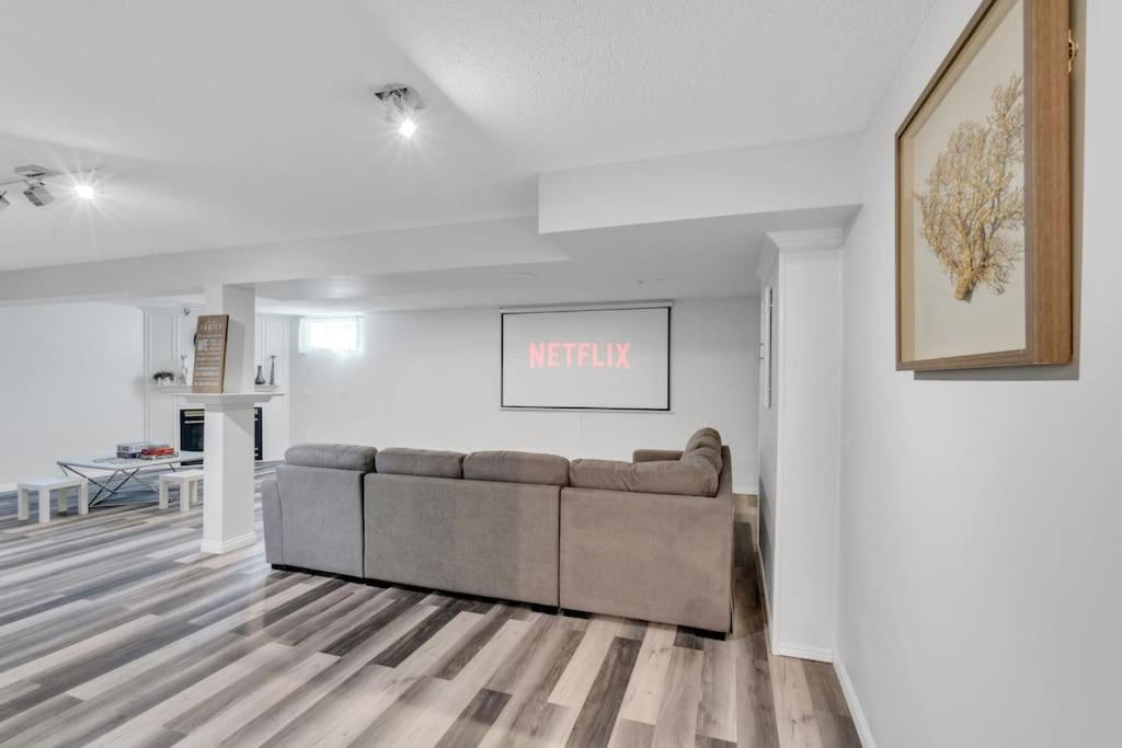 ModernOasis with AC&MovieRoom close to Downtown15' Banff 60'