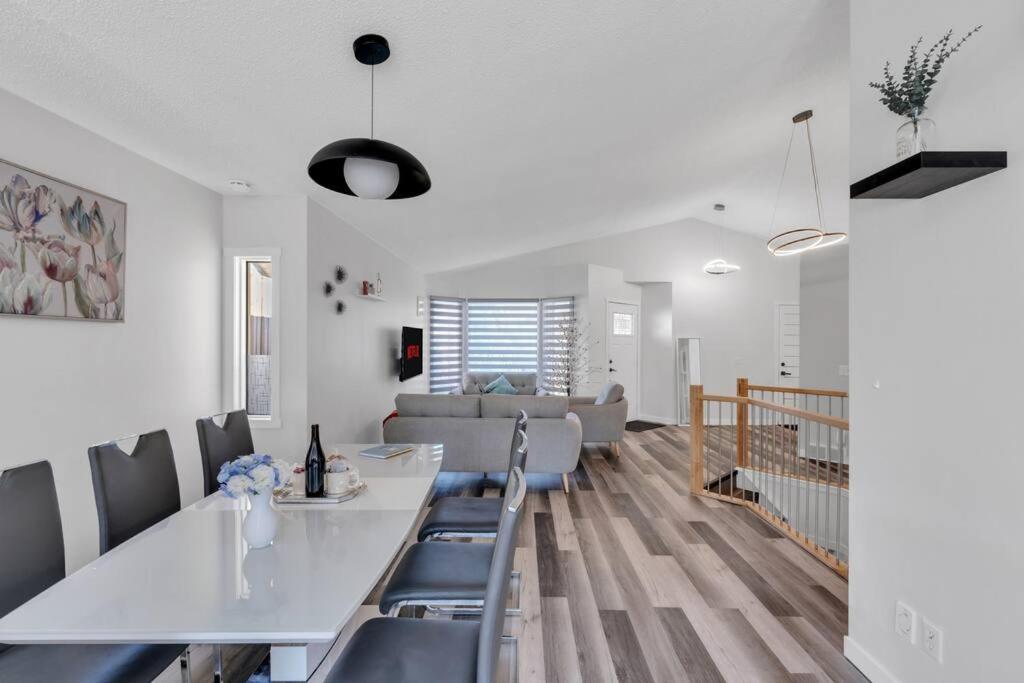 ModernOasis with AC&MovieRoom close to Downtown15' Banff 60'