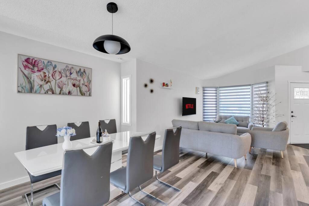 ModernOasis with AC&MovieRoom close to Downtown15' Banff 60'