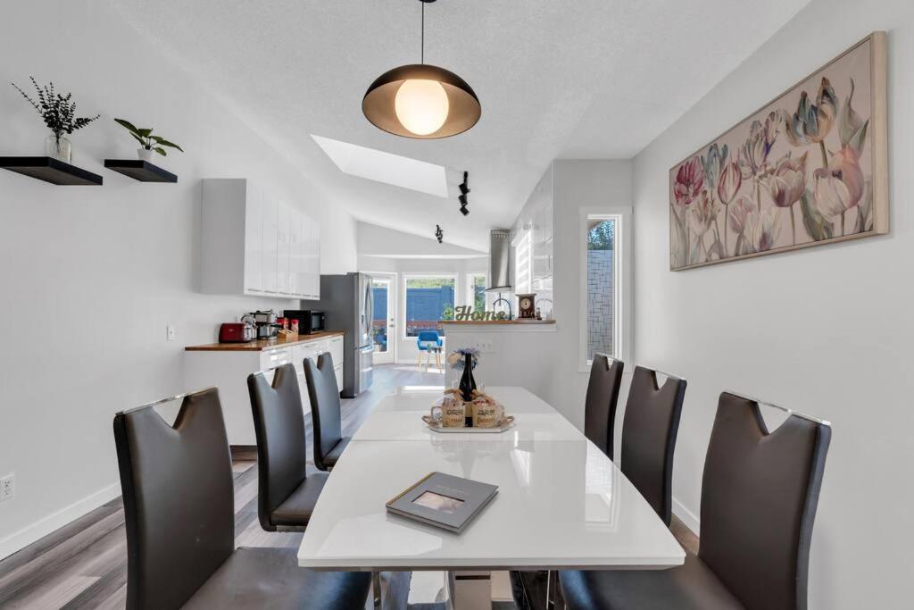 ModernOasis with AC&MovieRoom close to Downtown15' Banff 60'