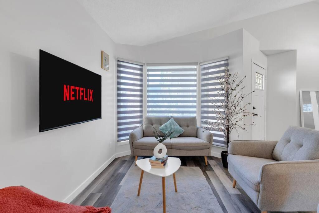 ModernOasis with AC&MovieRoom close to Downtown15' Banff 60'