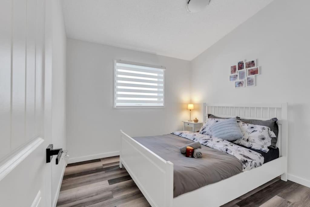 ModernOasis with AC&MovieRoom close to Downtown15' Banff 60'