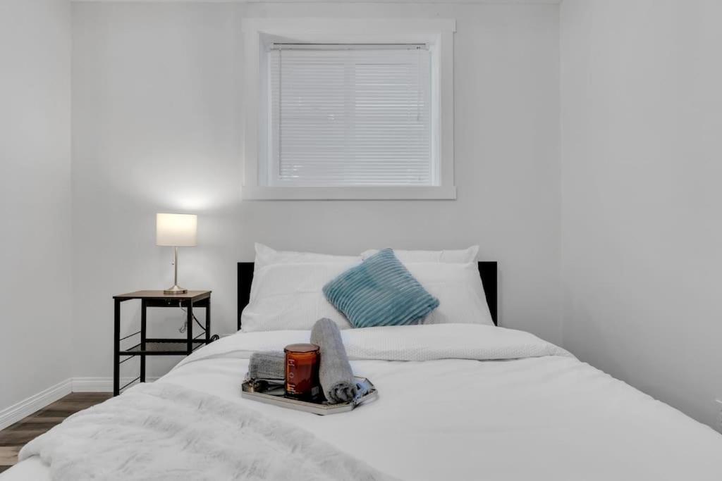 ModernOasis with AC&MovieRoom close to Downtown15' Banff 60'
