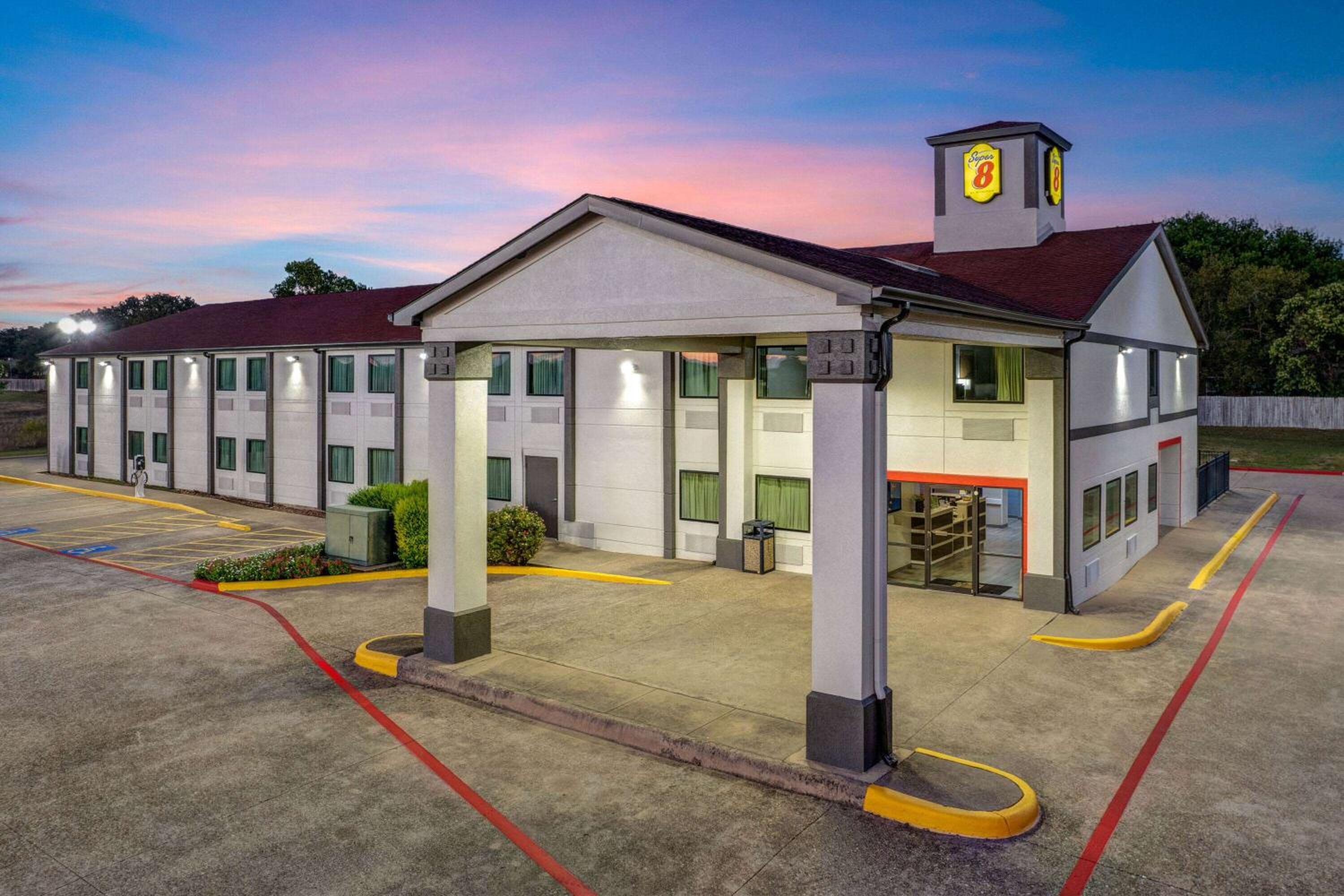 Dallas Vacations - Super 8 by Wyndham Waxahachie TX - Property Image 4