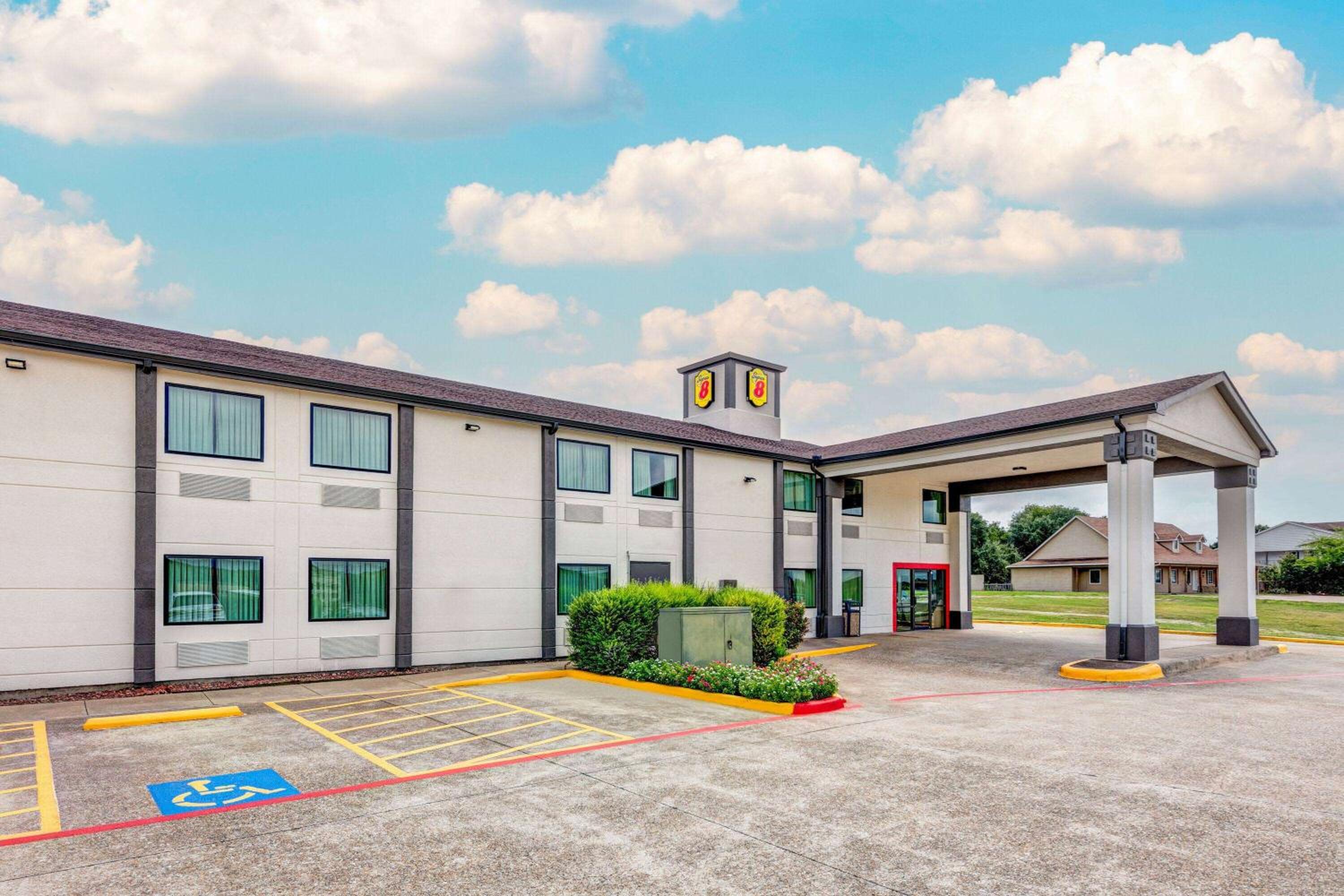 Dallas Vacations - Super 8 by Wyndham Waxahachie TX - Property Image 2