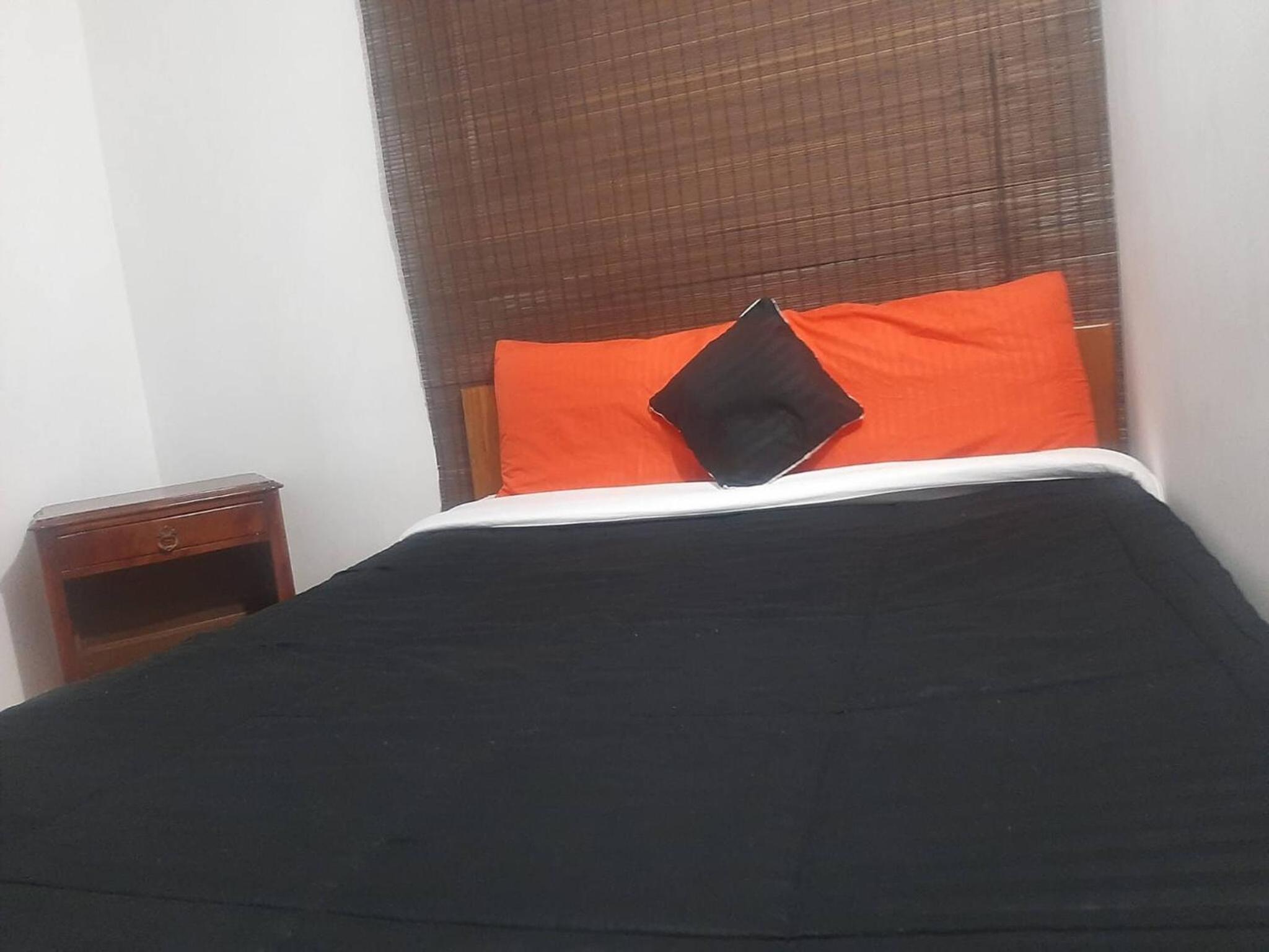 Room in Guest room - Cerca A La Embajada Familiar