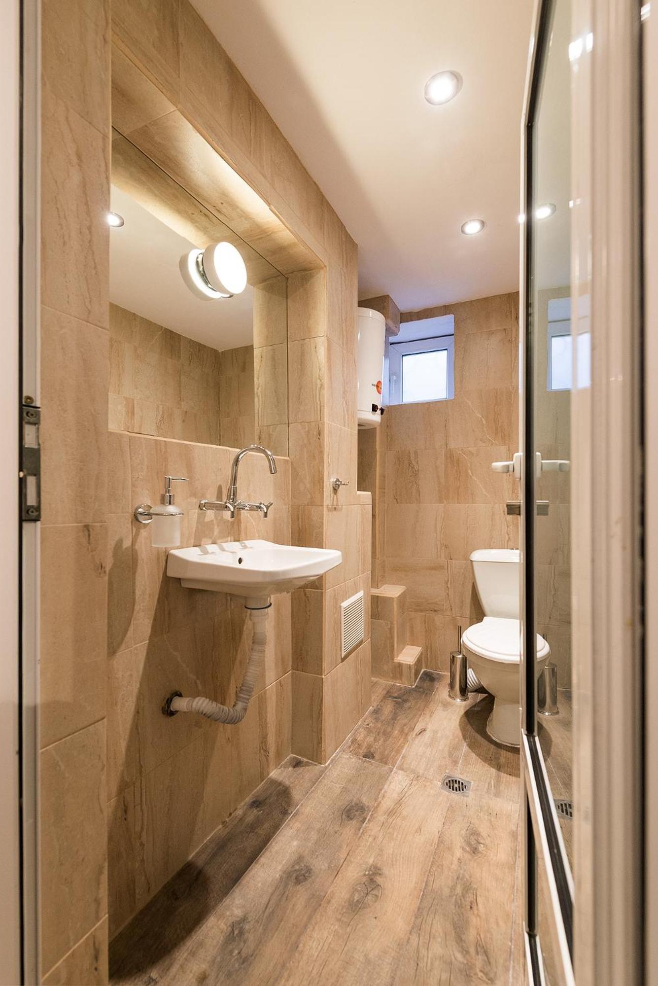 Stylish apartment, Top center!