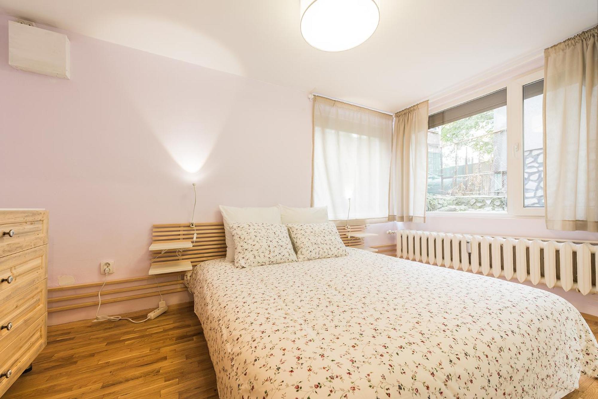 Stylish apartment, Top center!