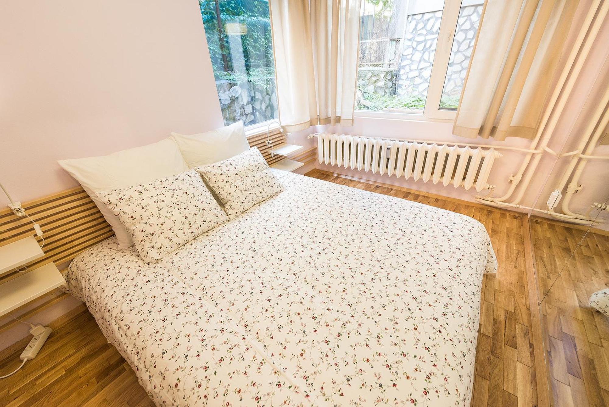 Stylish apartment, Top center!