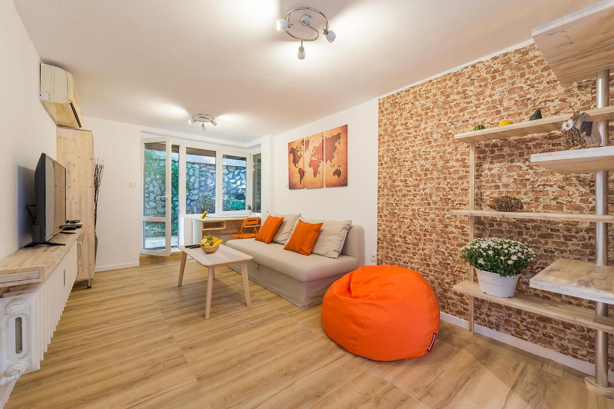 Stylish apartment, Top center!