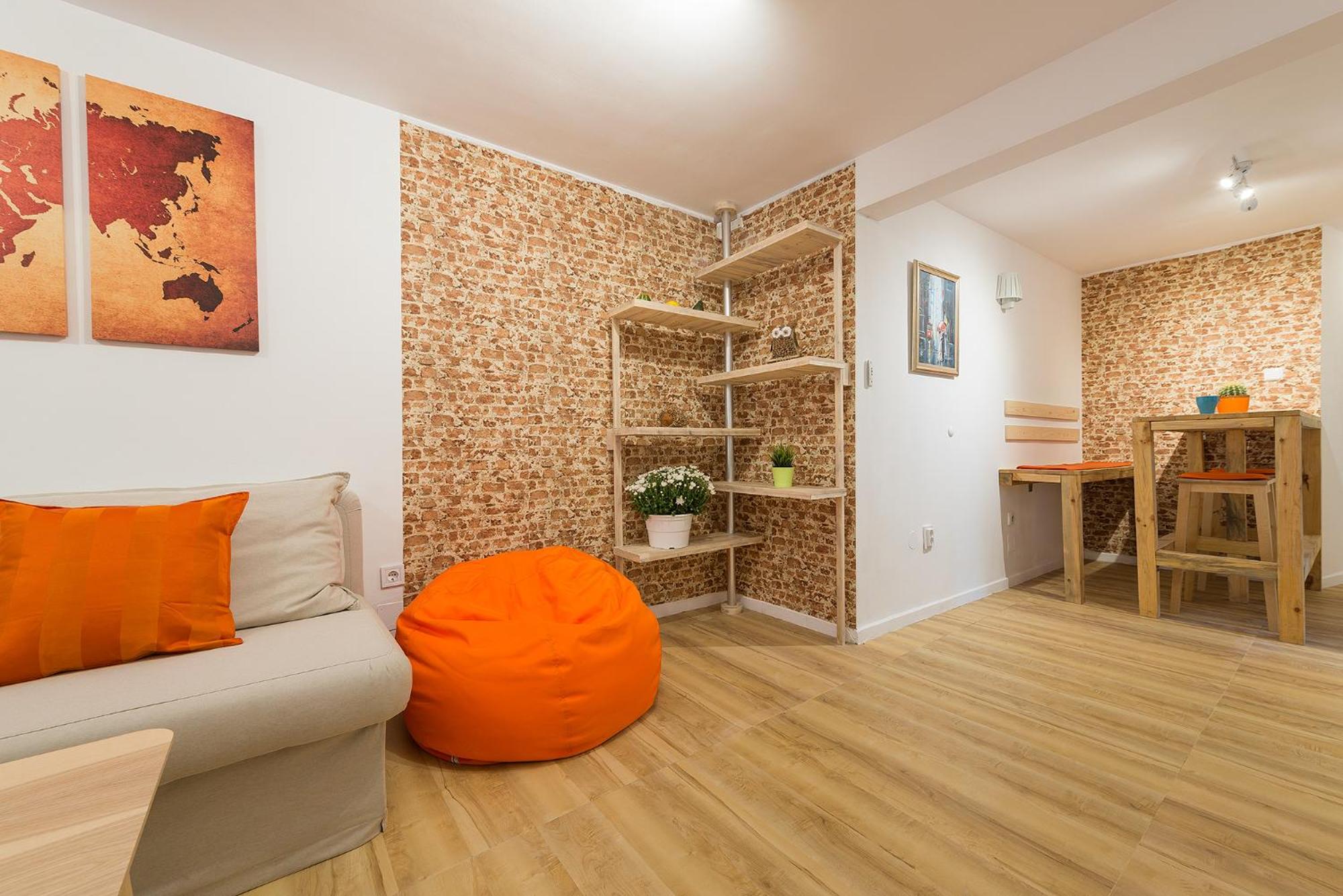 Stylish apartment, Top center!