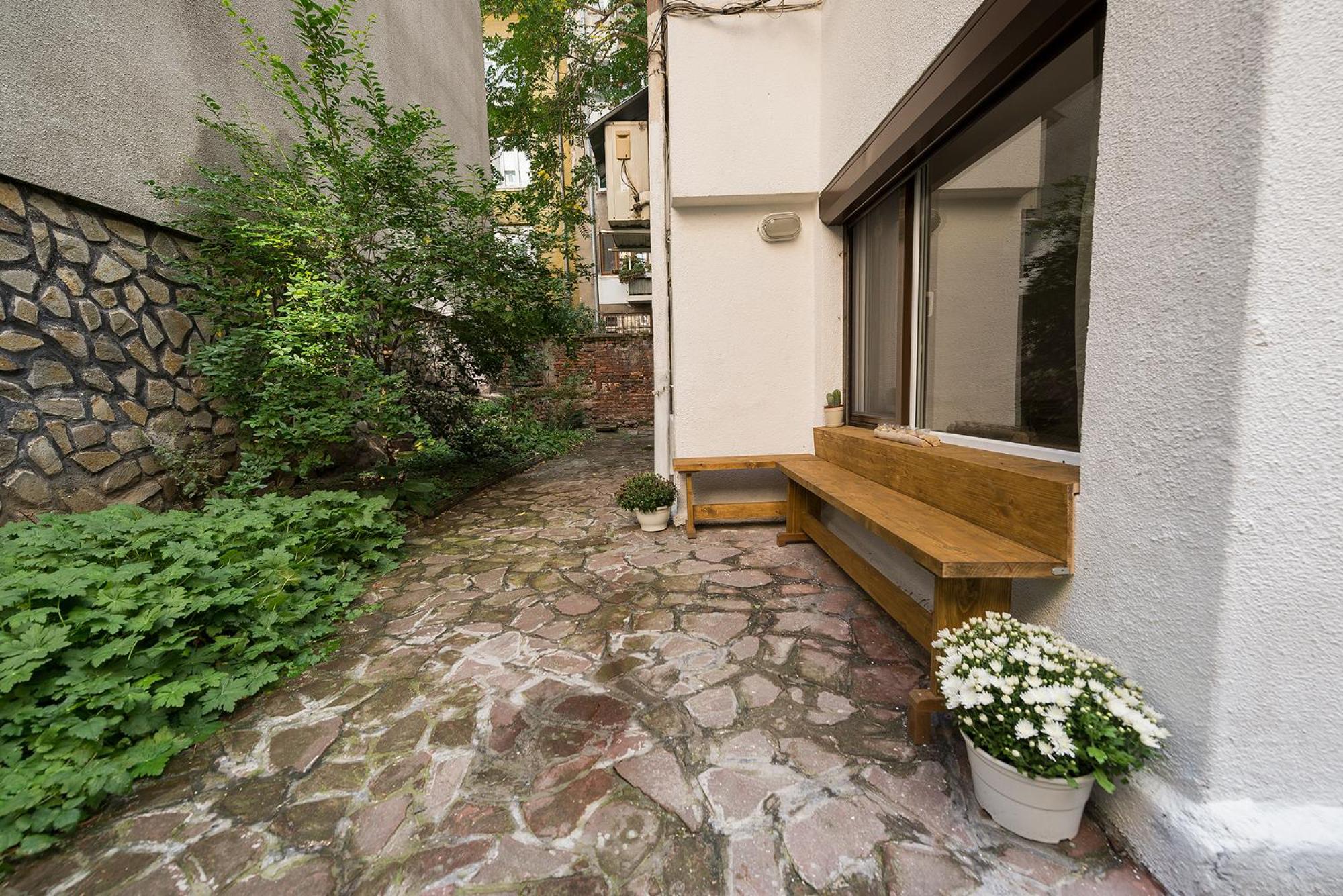 Stylish apartment, Top center!