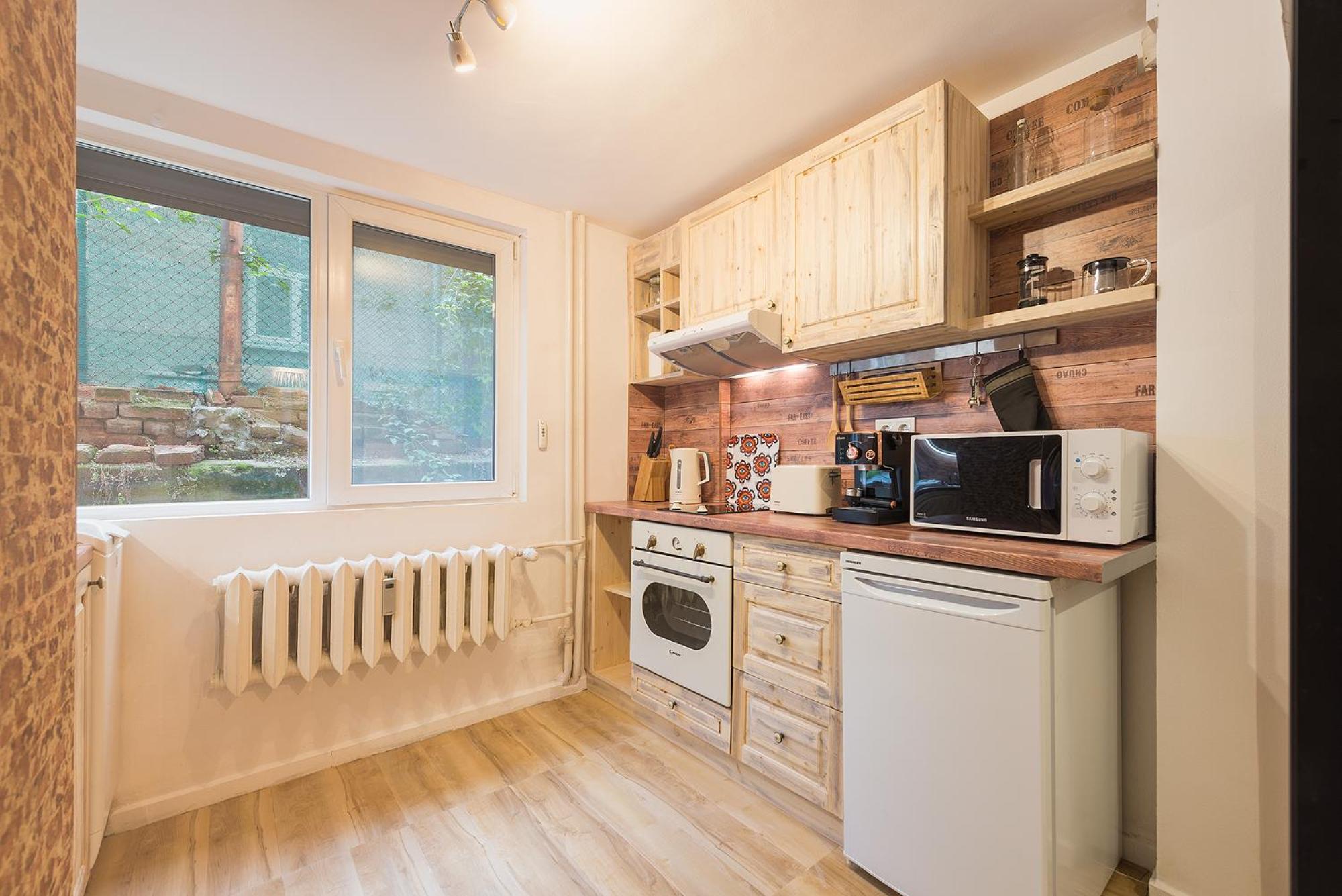 Stylish apartment, Top center!