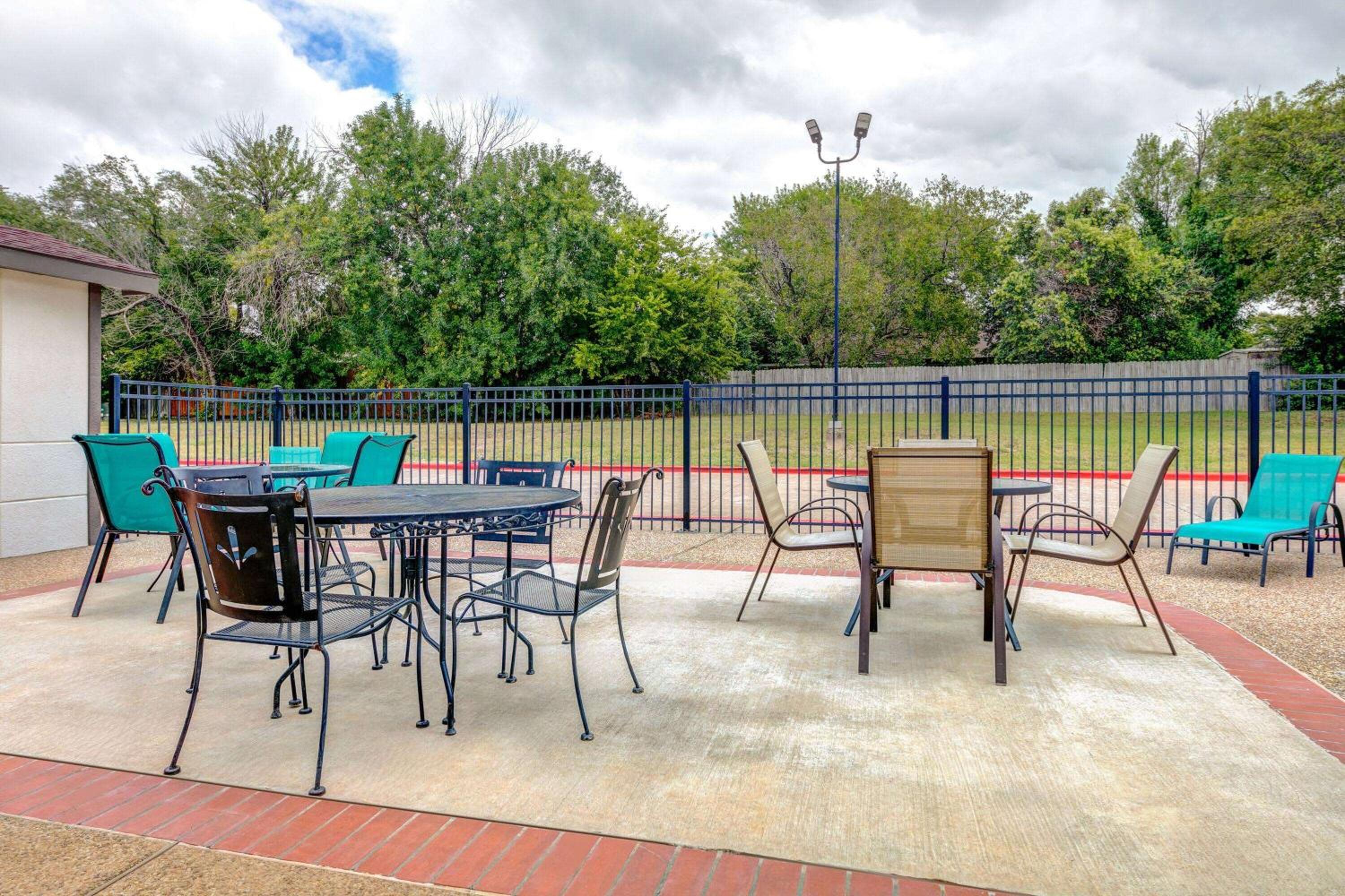 Super 8 by Wyndham Waxahachie TX - Property Image 2
