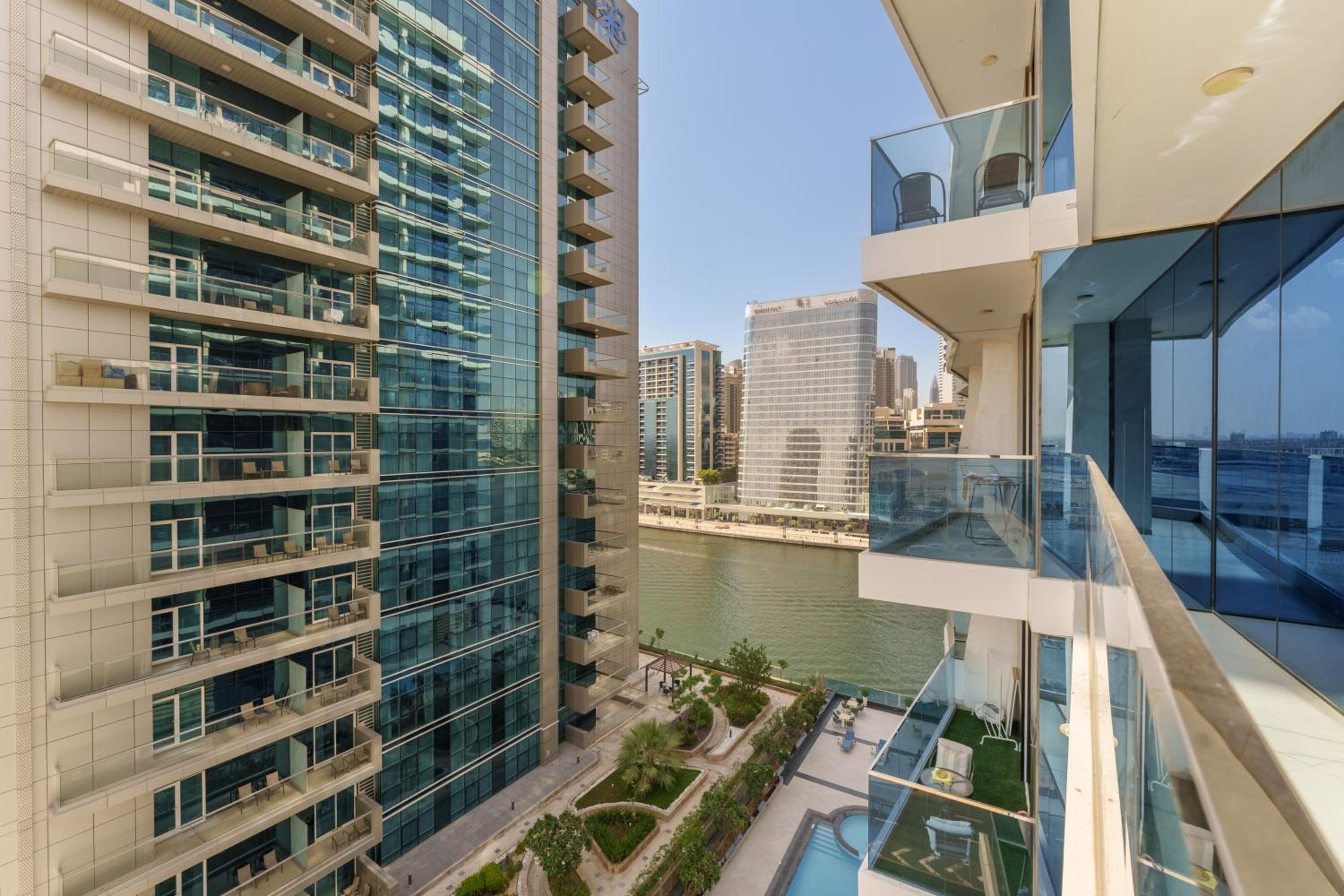 Maison Privee - Modern Business Bay Retreat with Dubai Canal Views