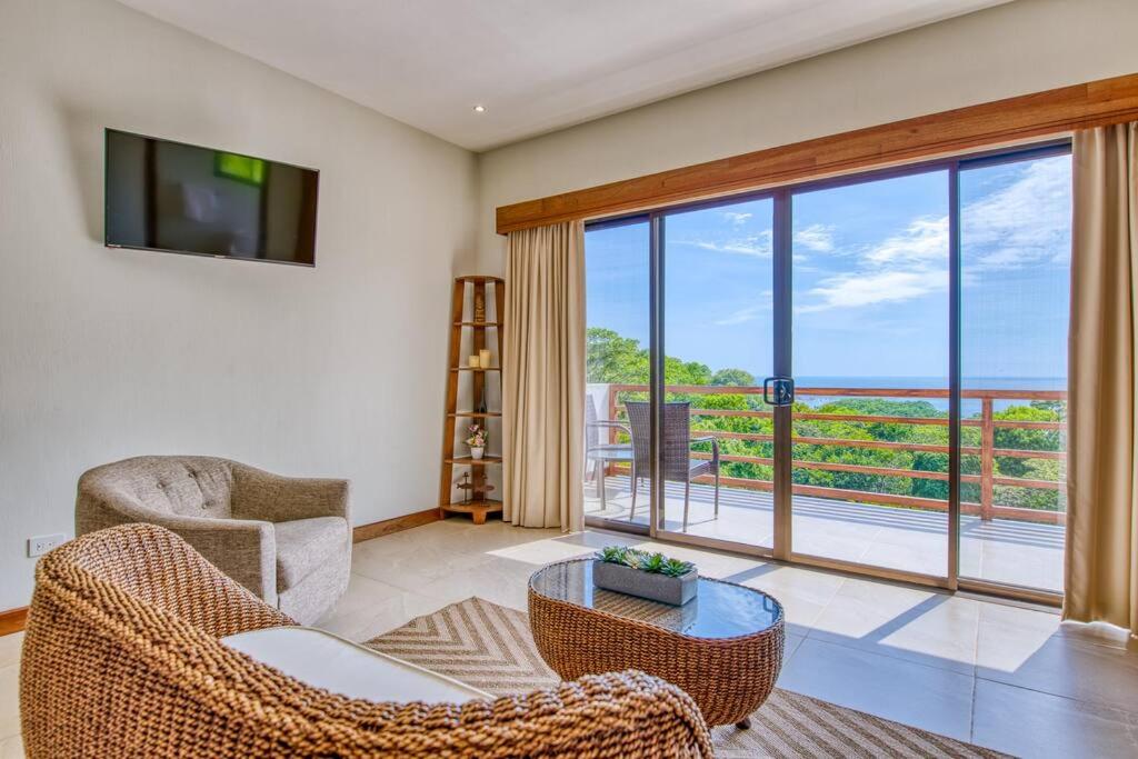Luxury Villa krystianalexander13 at yah oo c om