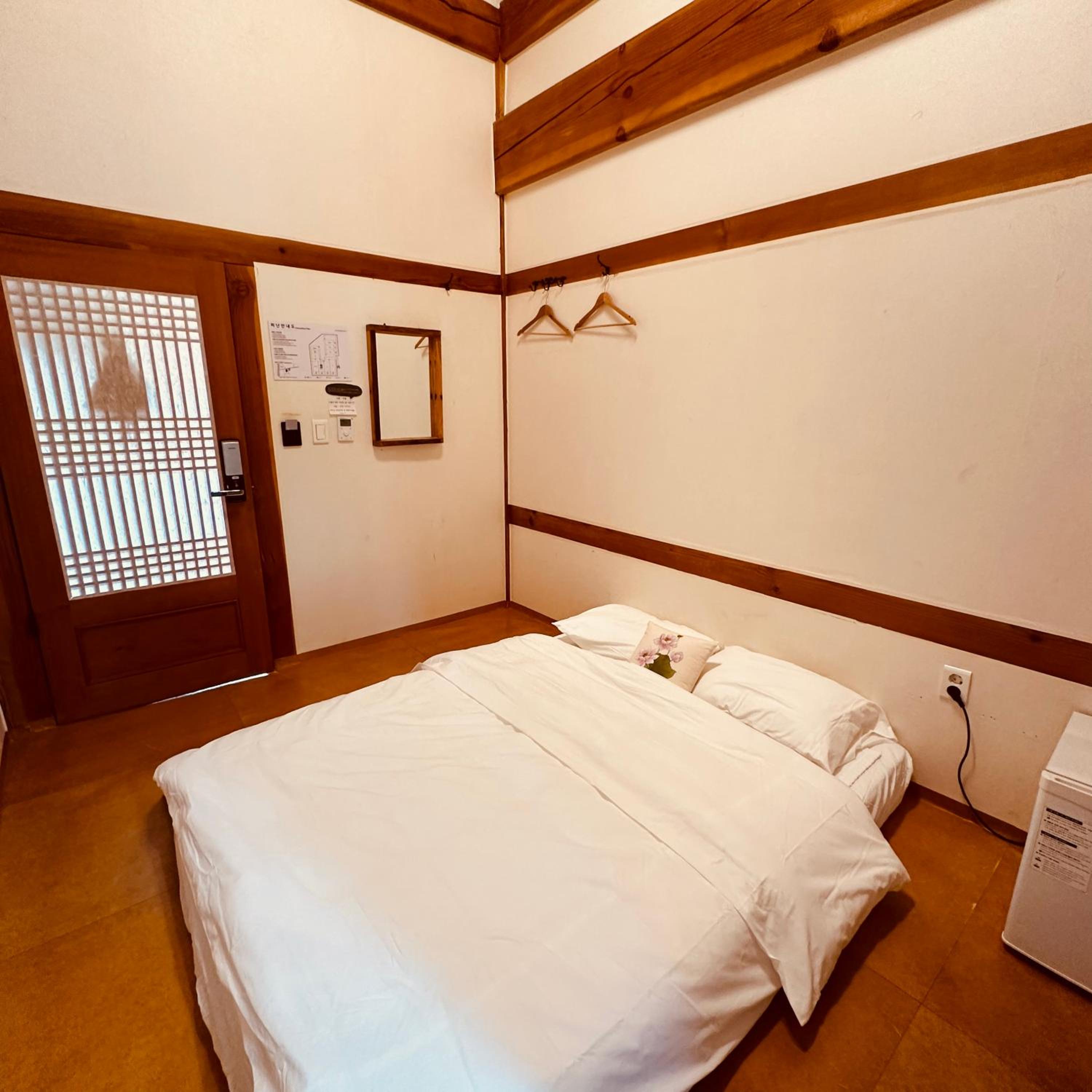 Jeonju Hanok village Deoksugung