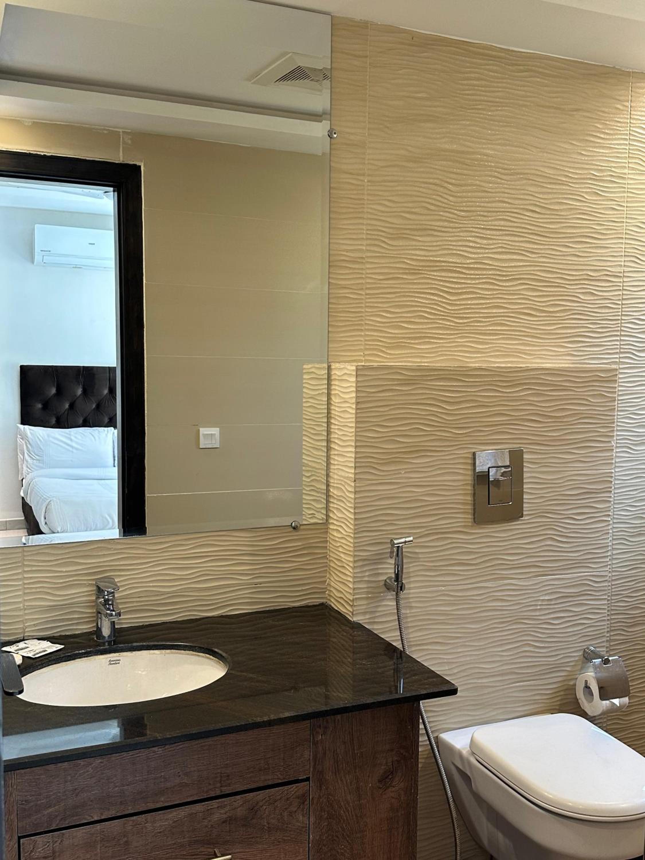 BNR - The Opus Residences Studio Apartment Gulberg view 4