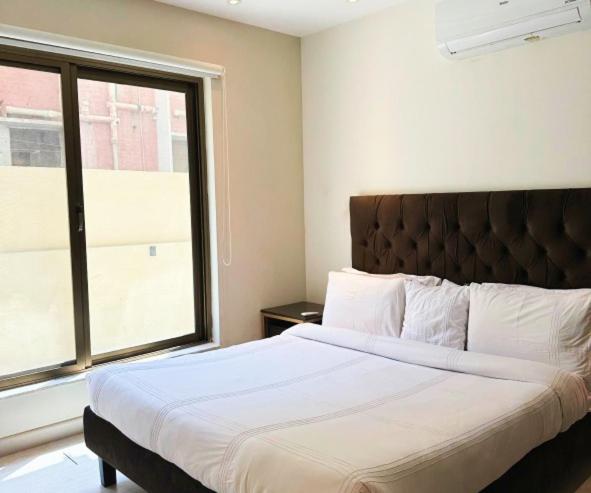 BNR - The Opus Residences Studio Apartment Gulberg view 2
