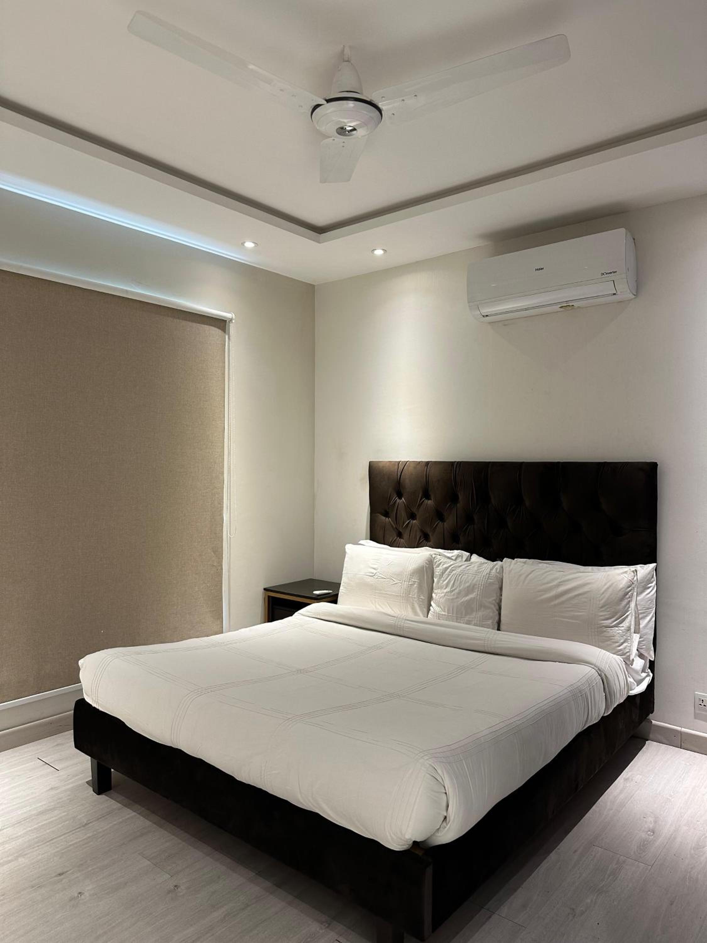 BNR - The Opus Residences Studio Apartment Gulberg view 3