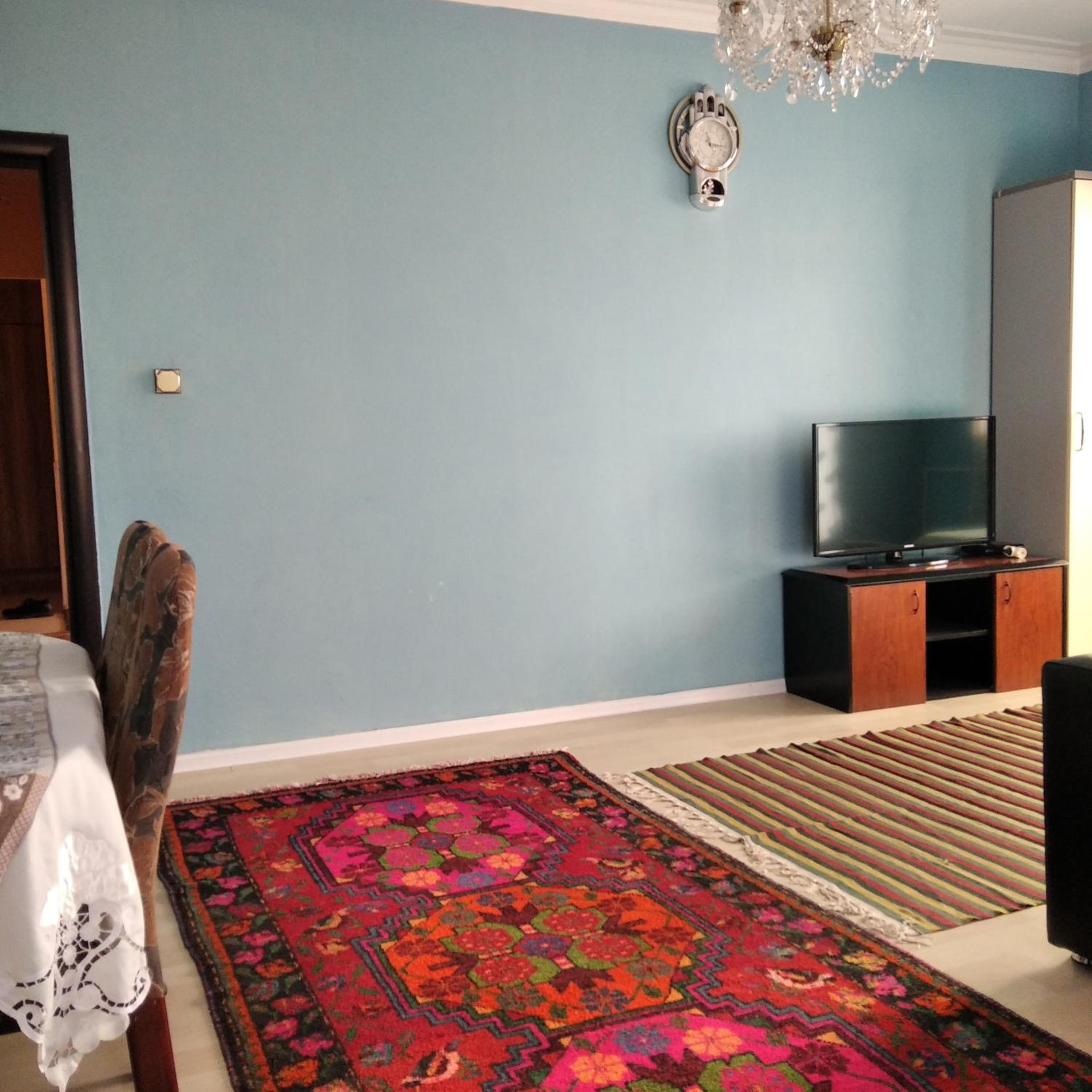 Appartement 2 rooms and kitchen, bathroom, WC, everything is furnished